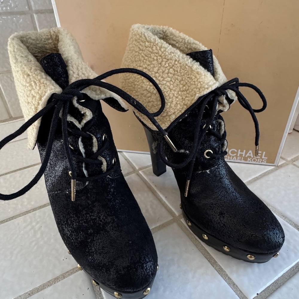 MICHAEL Michael Kors Black Lace-Up Platform Ankle Boots with Shearling Cuff - Picture 7 of 7